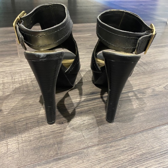 Size 6 Guess Heels - Picture 4 of 4